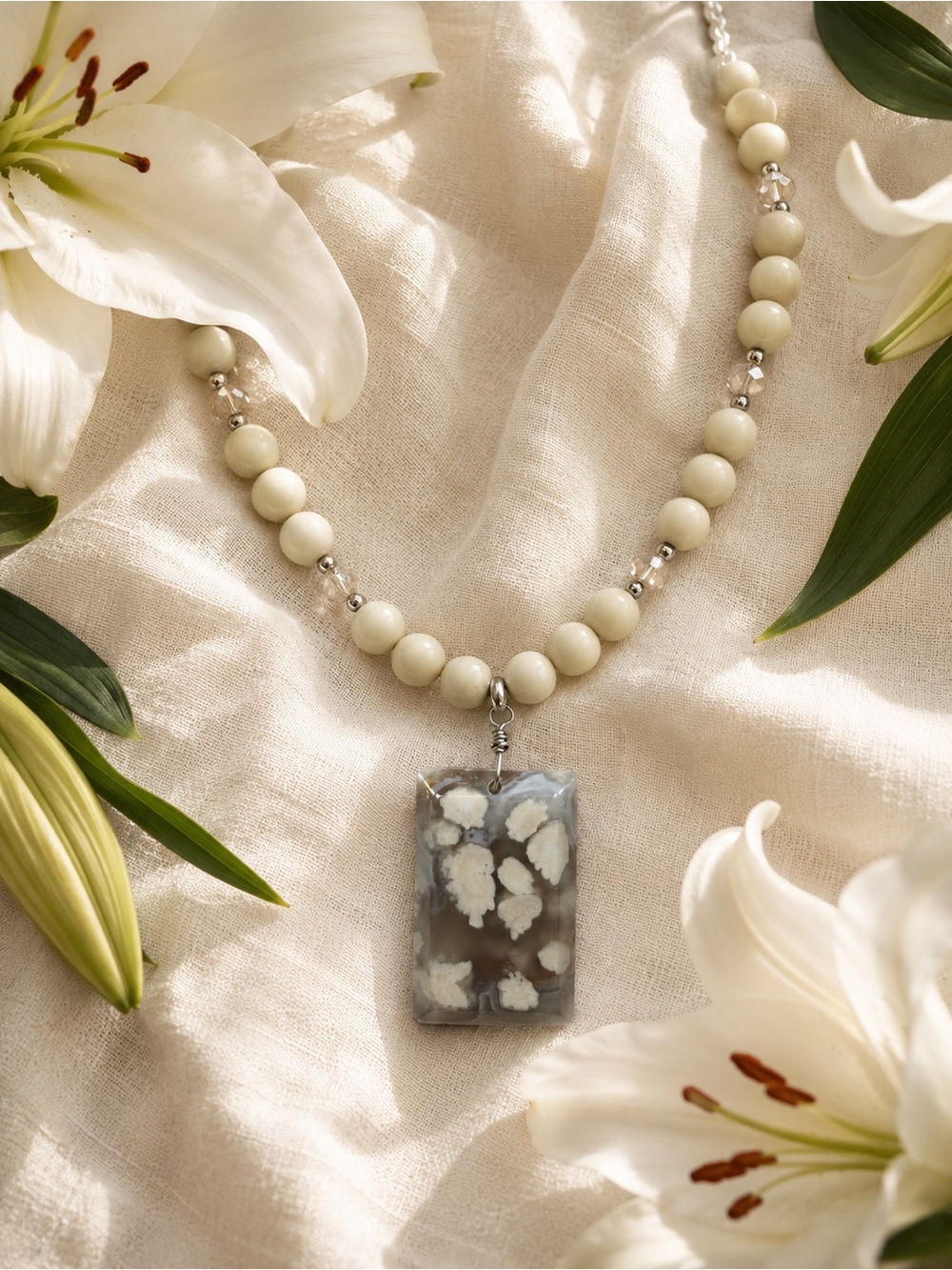 🆕🍁Riverstone Beaded Necklace with   Genuine Flower Agate Pendant